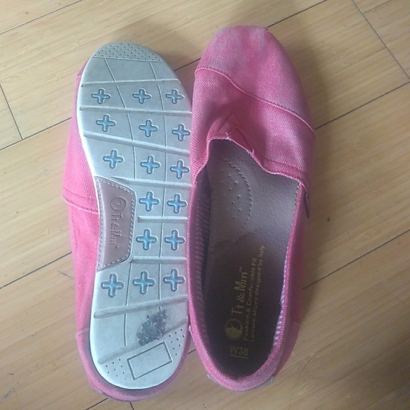 Red slip ons - Picture 2 of 2